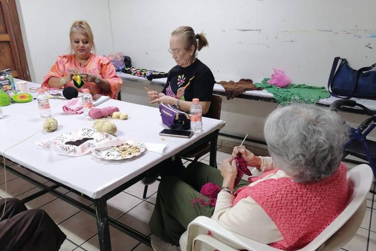 Fomenta Casa Achoy la salud a través de clases de tejido