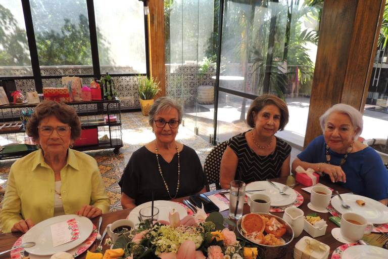 Festejan a Gloria Silvia Gastélum por sus 87 años de vida