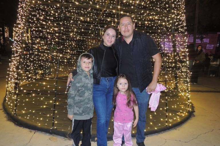 Disfrutan con danza de un recorrido por las tradiciones decembrinas de México