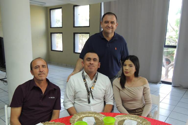 Disfrutan colaboradores de Noroeste su tradicional posada navideña