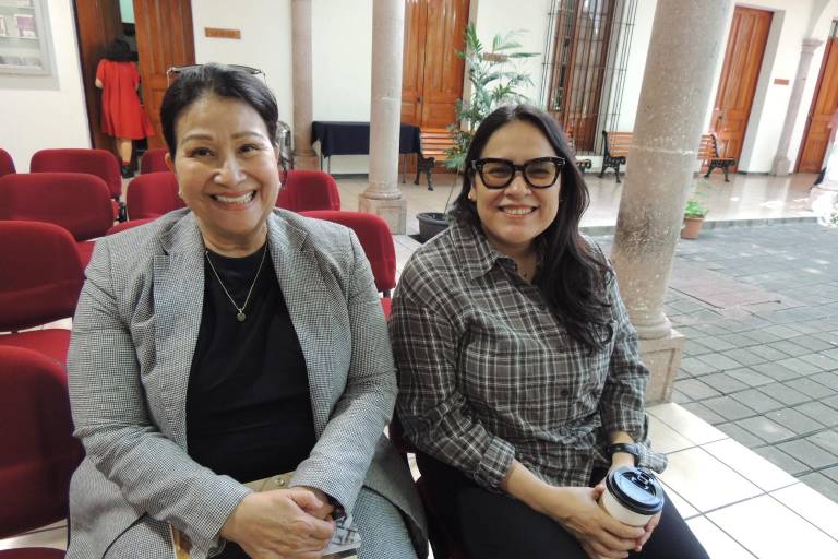 Aplauden lectores la obra de Mónica Lavín