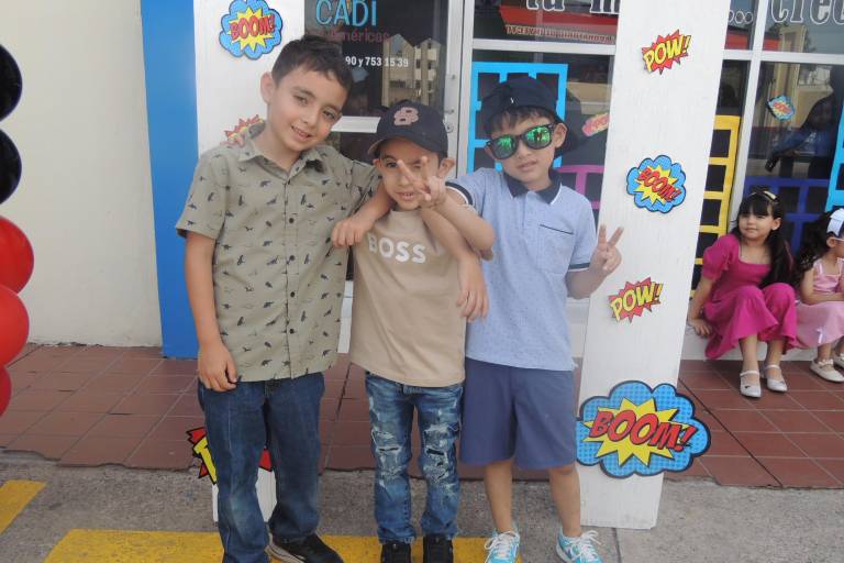 Con juegos mecánicos, trampolín y música celebran su Día del Niño