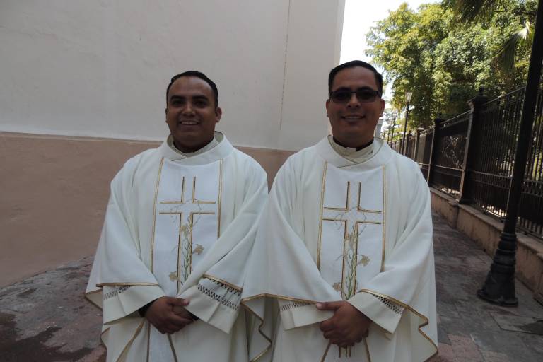 Celebran fieles católicos la tradicional Misa Crismal en Catedral