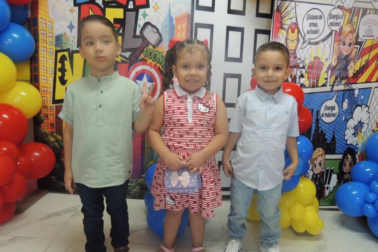 Con juegos mecánicos, trampolín y música celebran su Día del Niño