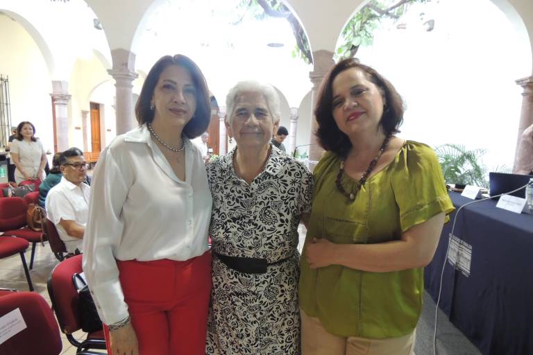 Premian la trayectoria de Martha Alicia Araujo, en el periodismo