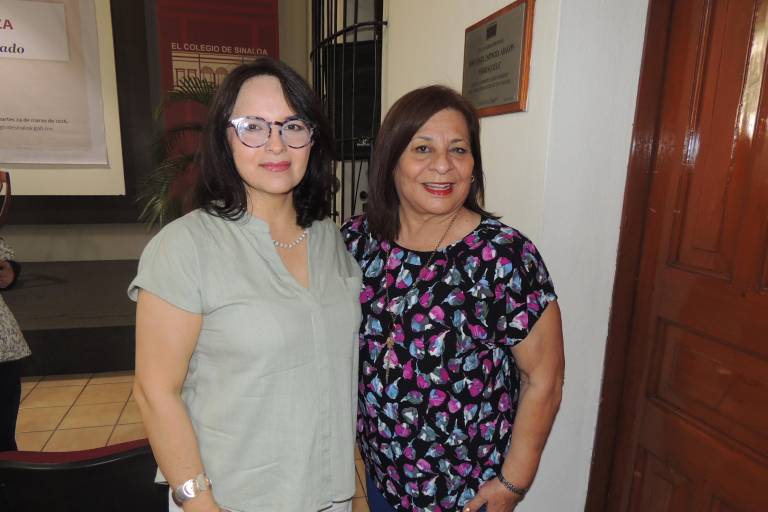 Aplauden la nueva obra de Élmer Mendoza