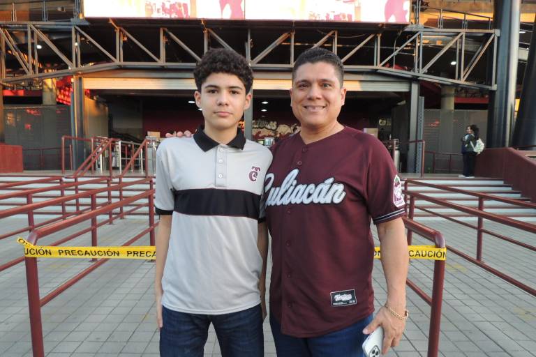Brindan sinaloenses su apoyo a Tomateros en la serie final contra Charros de Jalisco