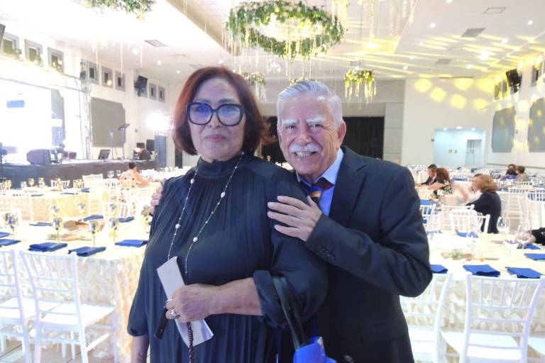 Disfrutan rotarios de queso, pan y vino con causa