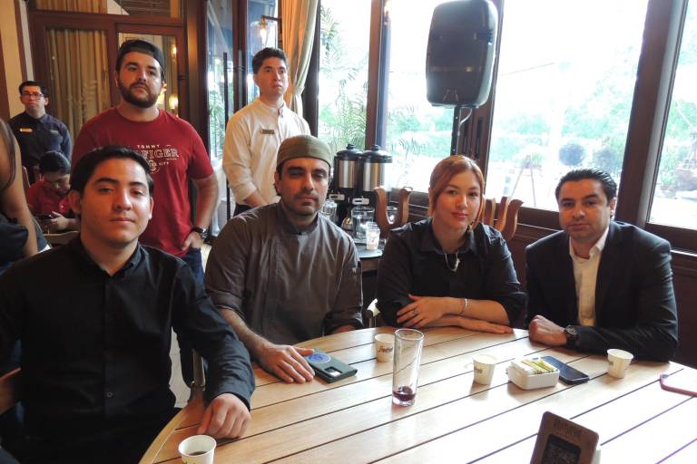 Comparten charlas desde la barra en ‘Tragos &amp; Esencia’, en Humaya Restaurante