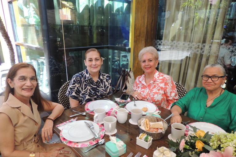 Festejan a Gloria Silvia Gastélum por sus 87 años de vida