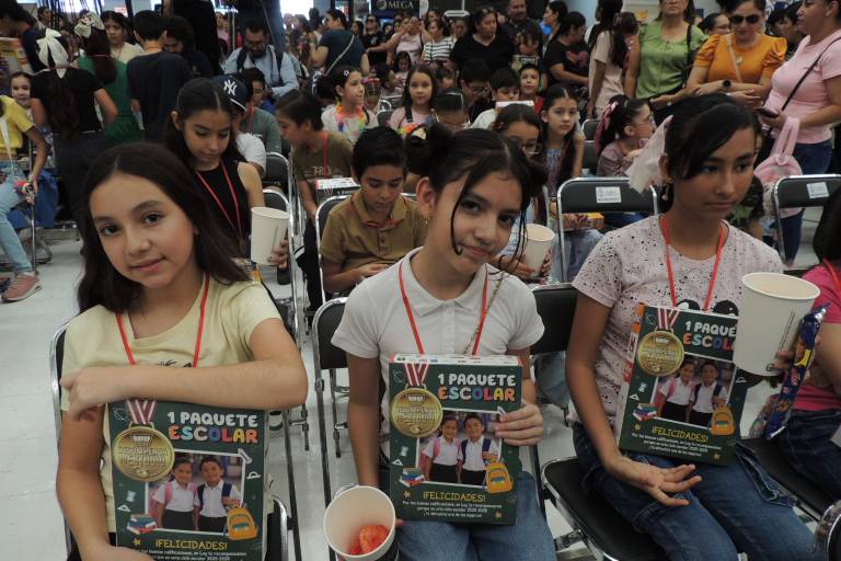 Recompensa Casa Ley a los niños y niñas más sobresalientes