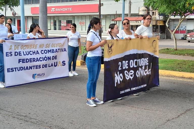 Marchan estudiantes de la UAS en Mazatlán por el 2 de octubre