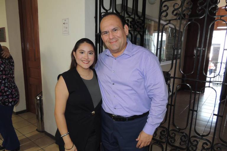 Aplauden la nueva obra de Élmer Mendoza