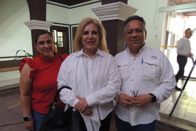 Reconocen el trabajo literario de Zaría Abreu, en poesía y a Verónica Murguía, en cuento