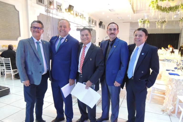 Disfrutan rotarios de queso, pan y vino con causa