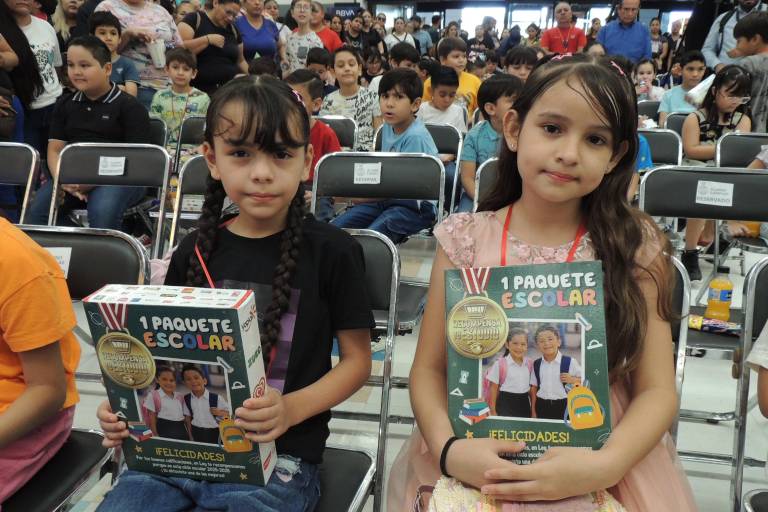 Recompensa Casa Ley a los niños y niñas más sobresalientes