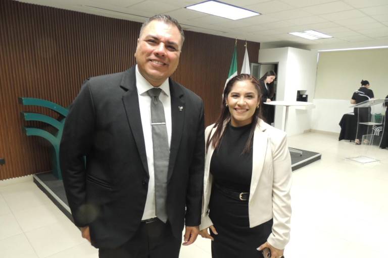 Realizan alumnos de Tecmilenio la firma de sus títulos universitarios