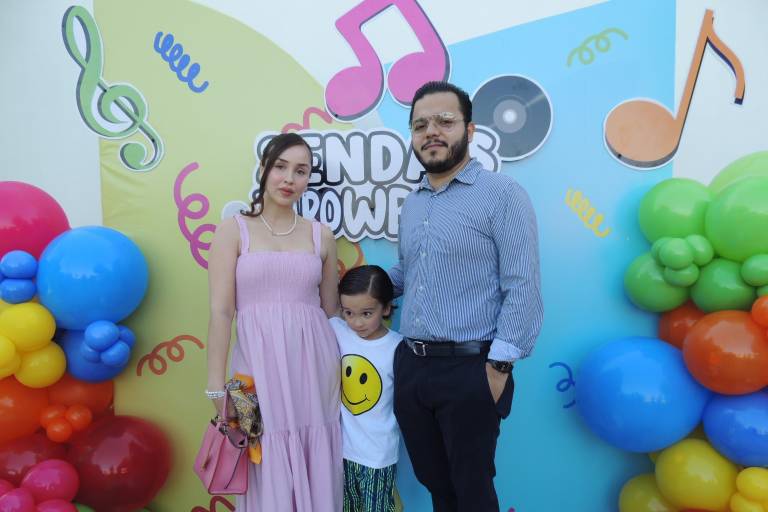 Disfrutan alumnos y padres de familia de su Festival de Primavera Senda’s Throwback