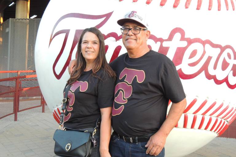 Brindan sinaloenses su apoyo a Tomateros en la serie final contra Charros de Jalisco