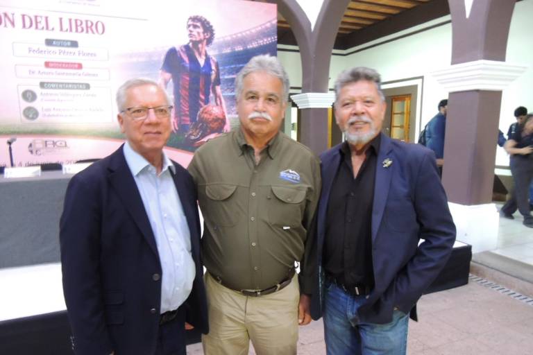 Acompañan a Federico Pérez en la presentación de su libro