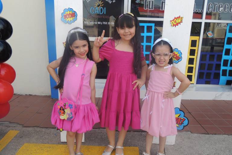 Con juegos mecánicos, trampolín y música celebran su Día del Niño