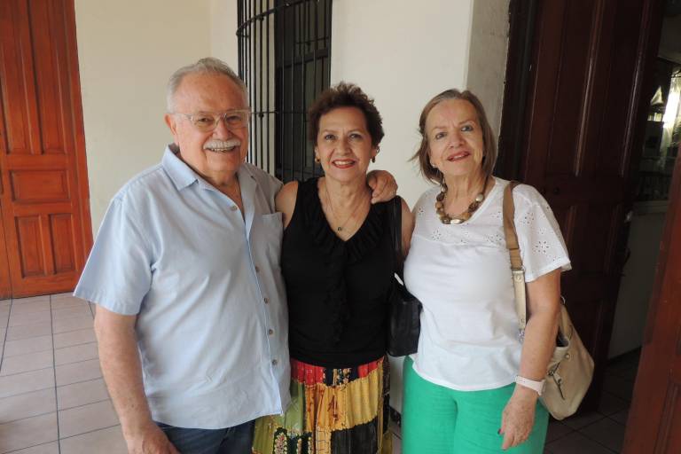 Aplauden la nueva obra de Élmer Mendoza