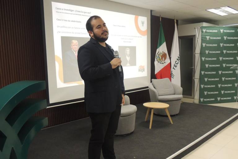 El maestro Gabriel Quiñones imparte una charla sobre el uso de la Inteligencia Artificial a los asistentes.