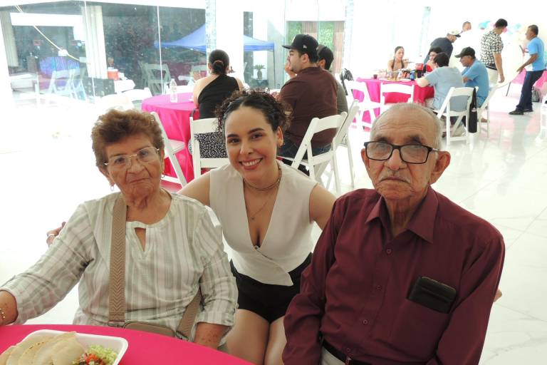 Con una piscinada, celebra Kenia Sofía sus 28 años