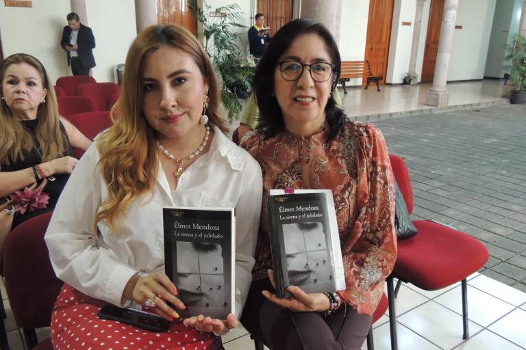 Aplauden la nueva obra de Élmer Mendoza