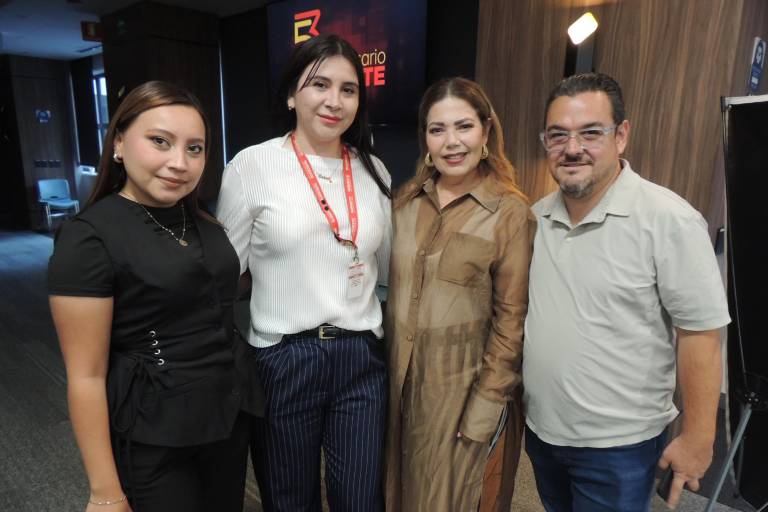 Comparten periodistas su experiencia en el panel ‘De la Tinta al Pixel’