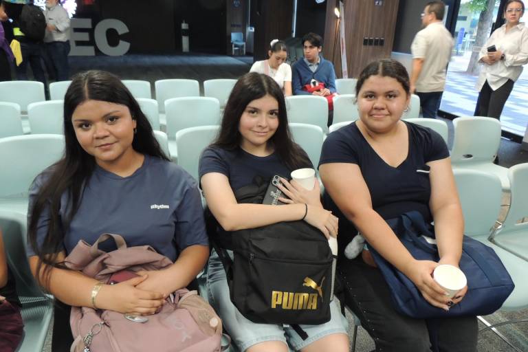 Comparten periodistas su experiencia en el panel ‘De la Tinta al Pixel’