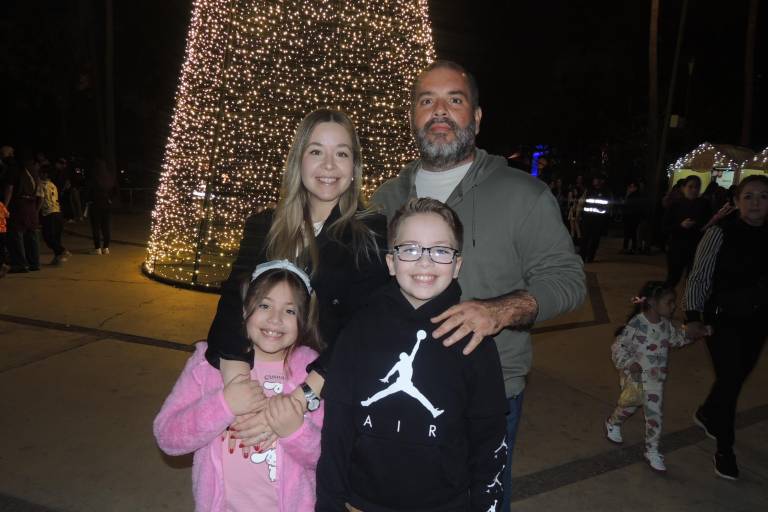 Disfrutan con danza de un recorrido por las tradiciones decembrinas de México