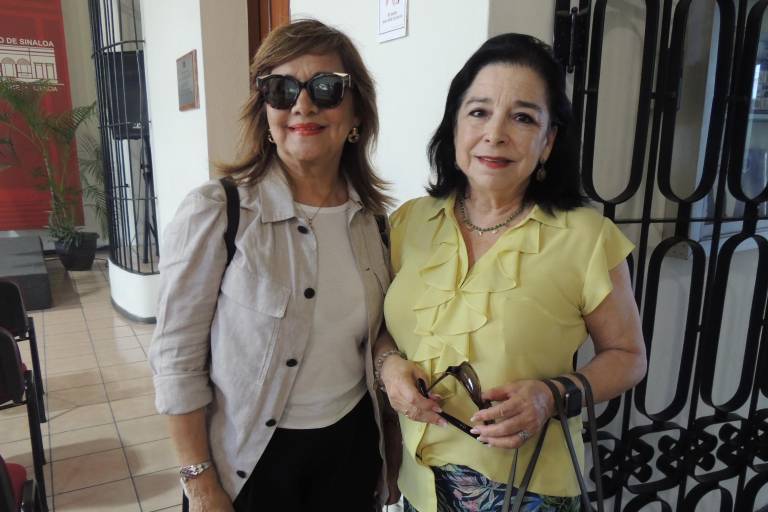 Aplauden la nueva obra de Élmer Mendoza