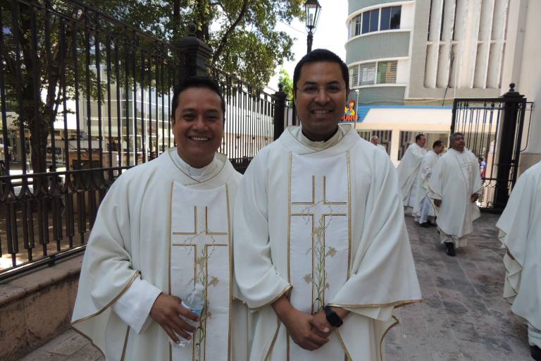 Celebran fieles católicos la tradicional Misa Crismal en Catedral