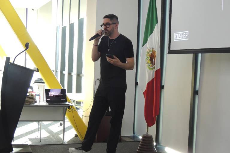 Señala Adrián Espinoza que la Inteligencia Artificial viene a sumar, no a reemplazar