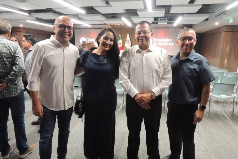 Comparten periodistas su experiencia en el panel ‘De la Tinta al Pixel’