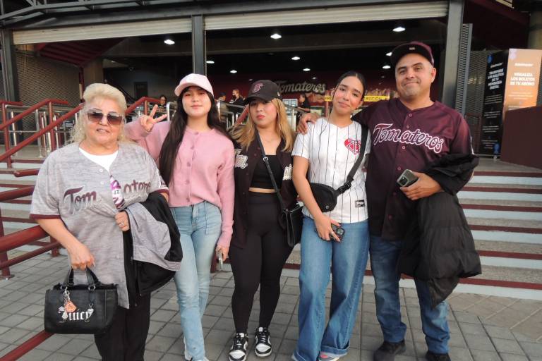 Brindan sinaloenses su apoyo a Tomateros en la serie final contra Charros de Jalisco