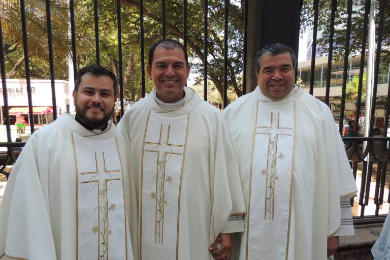Celebran fieles católicos la tradicional Misa Crismal en Catedral