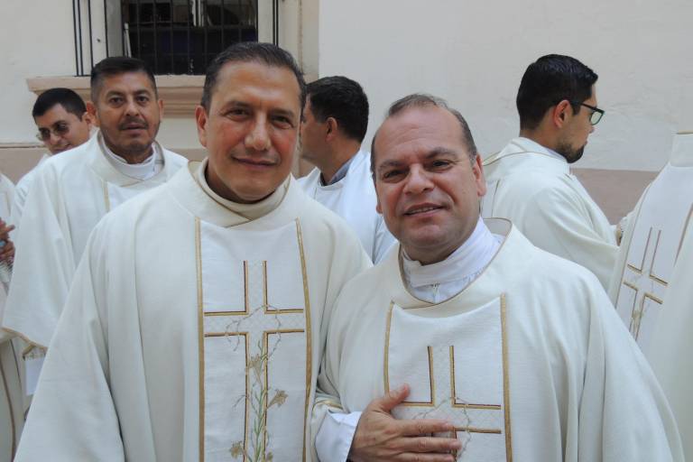 Celebran fieles católicos la tradicional Misa Crismal en Catedral