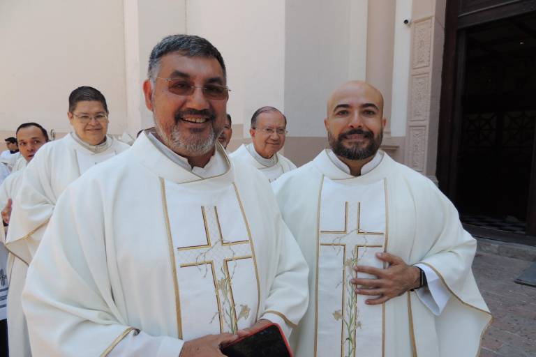 Celebran fieles católicos la tradicional Misa Crismal en Catedral