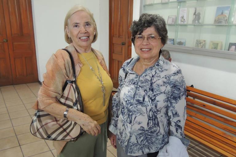 Aplauden la nueva obra de Élmer Mendoza