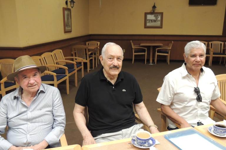 Ex alumnos de la Prevocacional se reúnen para fortalecer lazos de amistad