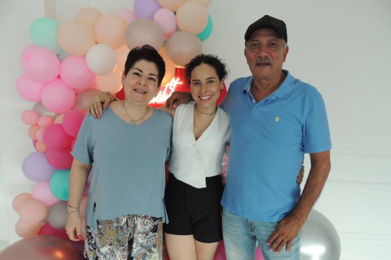 Con una piscinada, celebra Kenia Sofía sus 28 años
