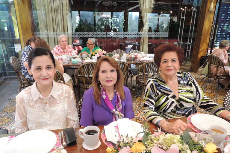 Festejan a Gloria Silvia Gastélum por sus 87 años de vida