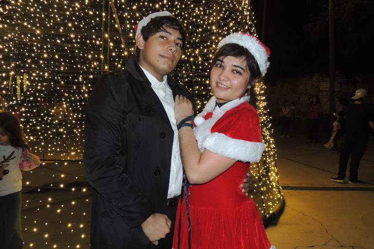 Disfrutan familias la Navidad rodeados de luz