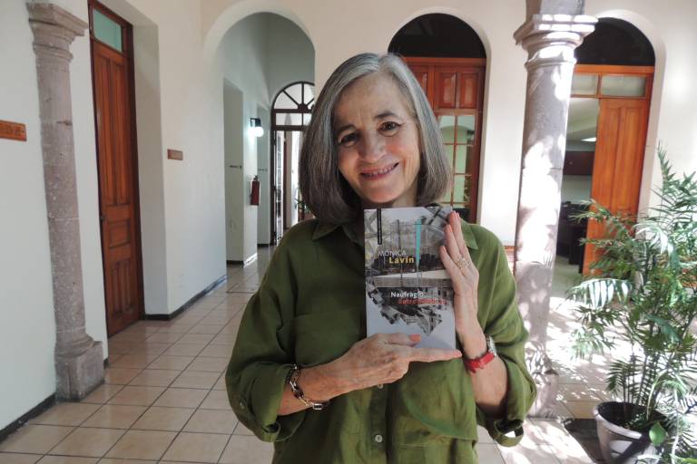 Aplauden lectores la obra de Mónica Lavín