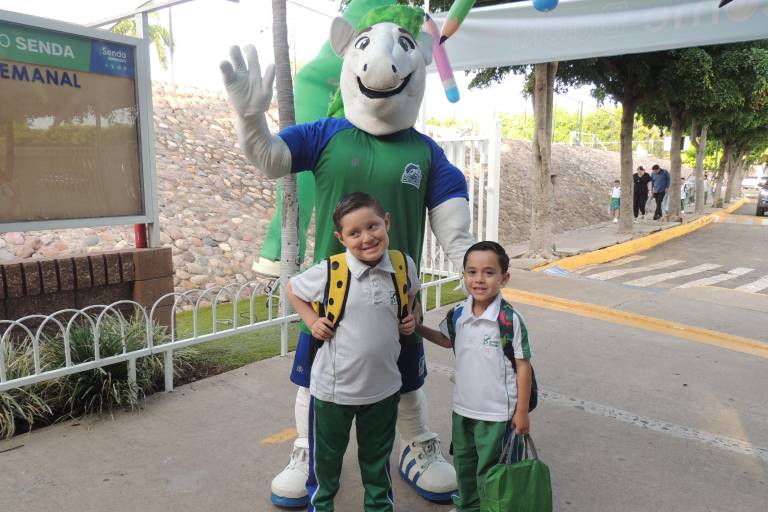 Disfrutan alumnos del Instituto Senda un feliz regreso a clases
