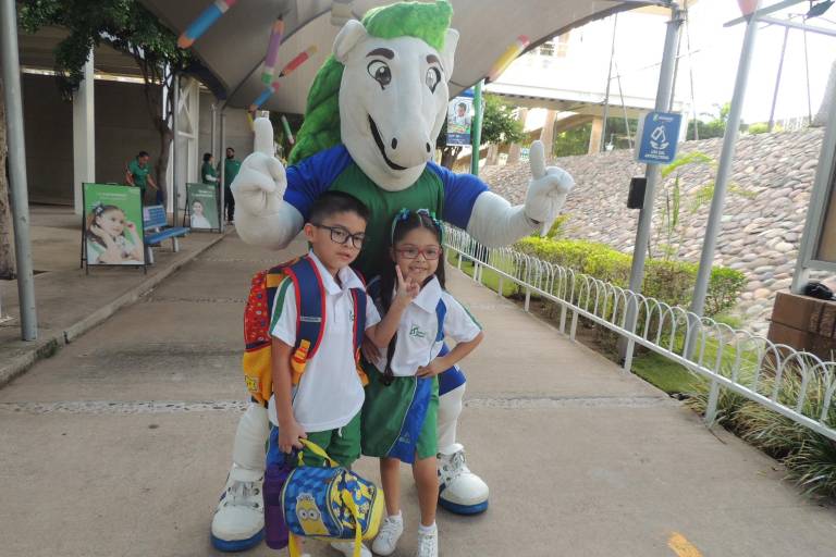 Disfrutan alumnos del Instituto Senda un feliz regreso a clases