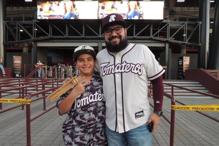 Brindan sinaloenses su apoyo a Tomateros en la serie final contra Charros de Jalisco