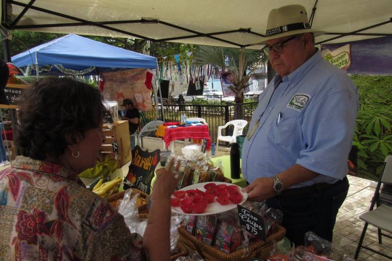 Se mezclan tradición e innovación en el Mercado Orgánico de Mazatlán